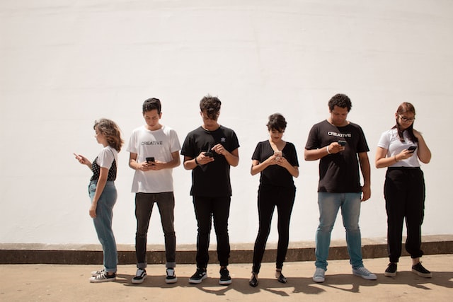 creative-christians-HN6uXG7GzTE-unsplash | Path Social 휴대폰을 사용하여 소셜 미디어를 검색하는 사람들 그룹.