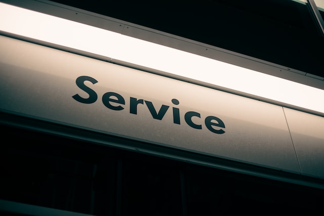 Een verlicht bord met de tekst &quot;Service&quot;.