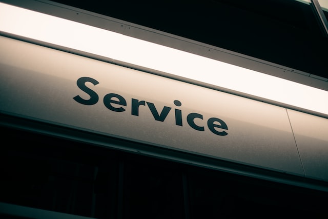 erik-mclean-aielvGxZB0g-unsplash | Path Social Un cartel luminoso que diga "Servicio".