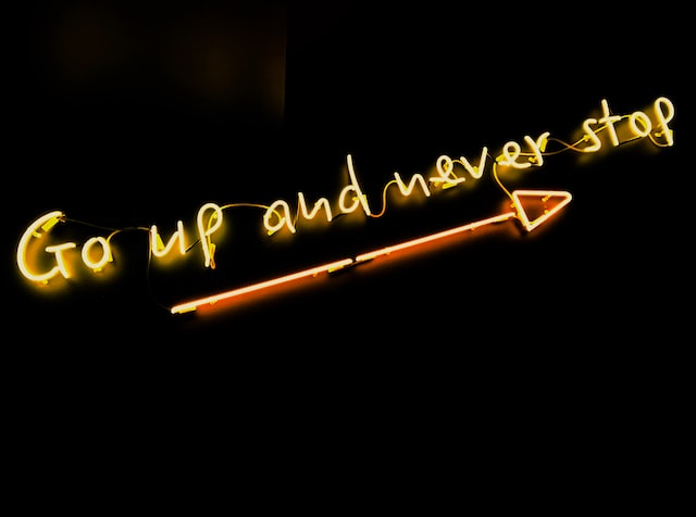 인스타그램의 성장을 나타내는 화살표와 함께 "멈추지 말고 올라가세요"라는 네온사인이 표시됩니다. 