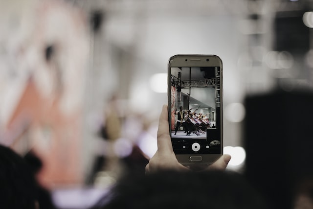 felipepelaquim-lOIzWUwsBl8-unsplash | Path Social Instagram 、リールのフォロワーとエンゲージするためにビデオを録画する人。