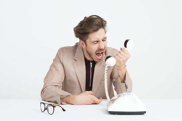 Hombre gritando a un teléfono mientras intenta conseguir ayuda de Instagram.