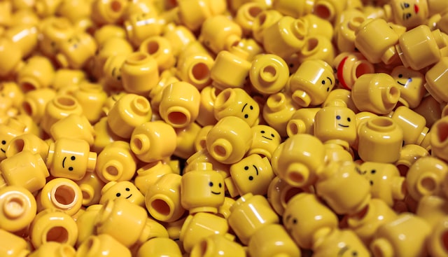 Plastic speelgoedhoofden die nep Instagramvolgers voorstellen