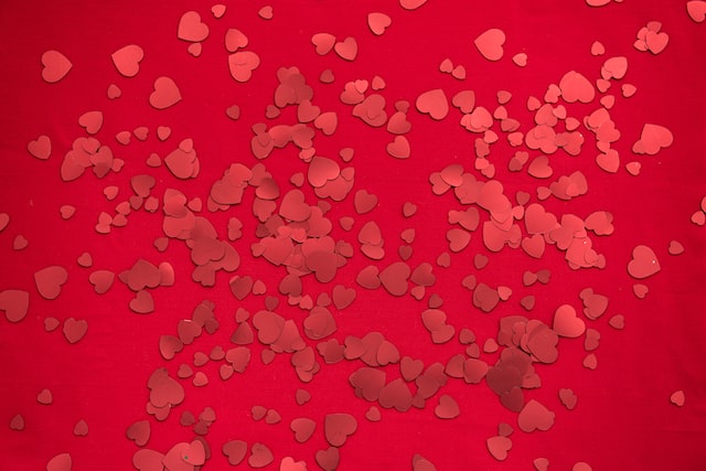 Recortes de corazones rojos que representan Instagram likes.