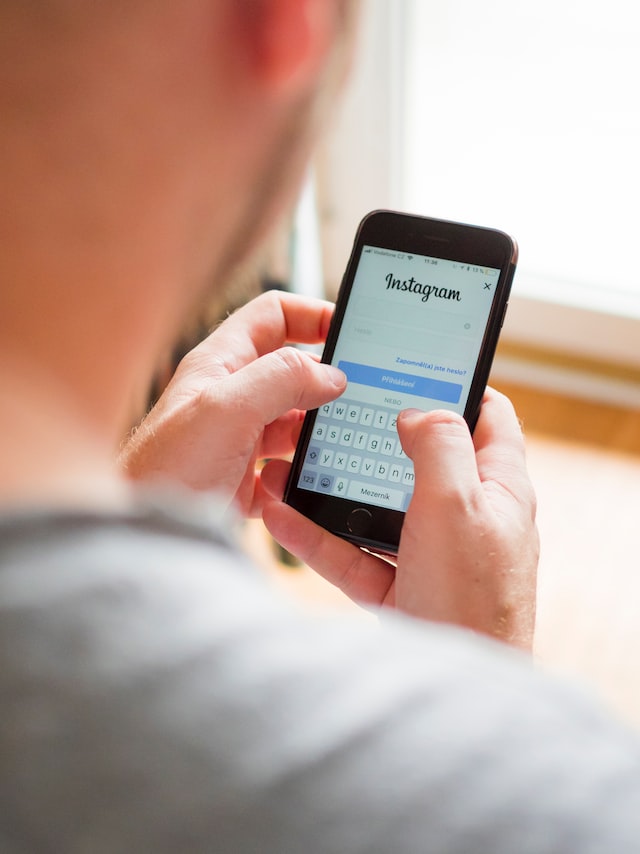 Person typing on phone to add link to Instagram story