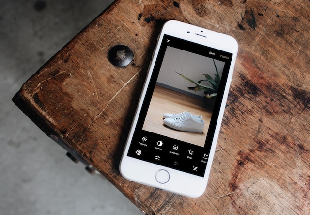 Foto van witte sneakers die worden bewerkt met fotobewerkingsprogramma's.