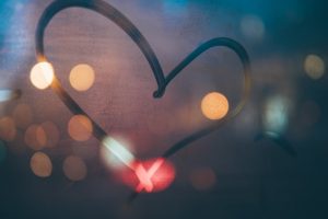 Calco de un corazón sobre cristal