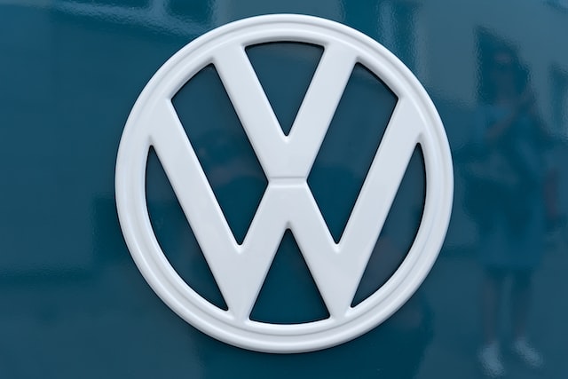 Das Logo von Volkswagen mit den Buchstaben V und W auf blauem Hintergrund.