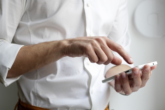 Person, die das Telefon benutzt und nach Instagram Konten zum Verkauf sucht.