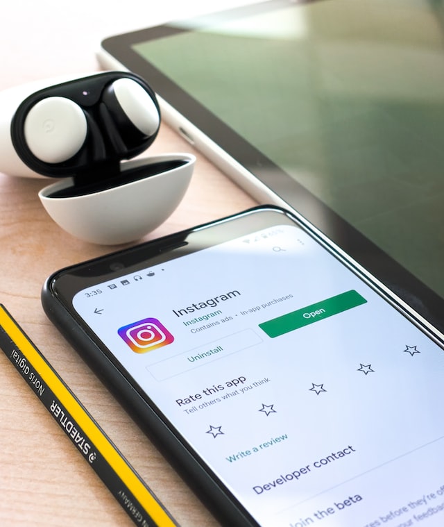هاتف يعرض شاشة متجر التطبيقات مع تطبيق Instagram .
