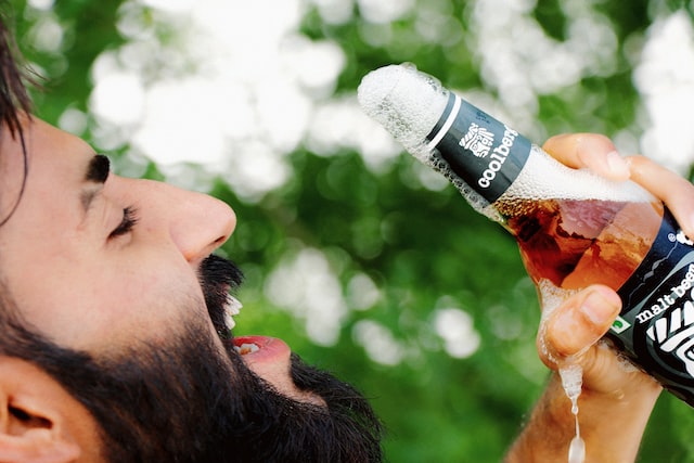 Man drinkt een biertje voor een Instagram advertentie.