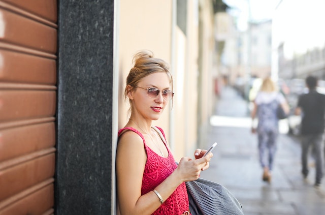 インスタグラムでフォロワーを獲得するためのアプリのオプションを研究する女性。