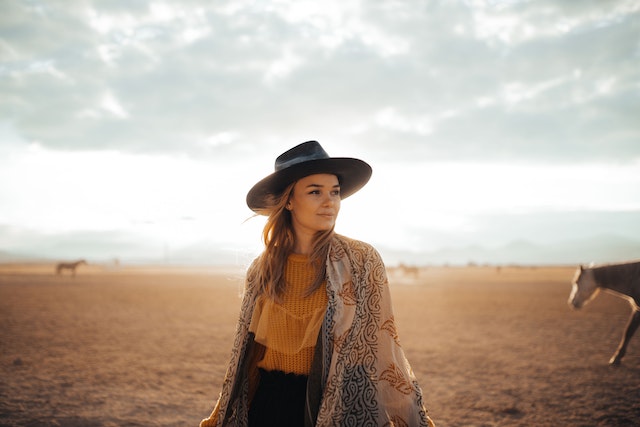 Vrouwen die foto's maken om te posten in de hoop een reis influencer te worden.