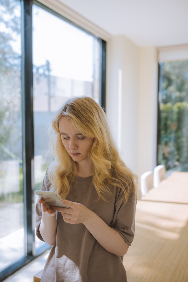 Frauen, die ein Smartphone in der Hand halten und lernen, wie man eine Filmrolle auf Instagram erstellt.