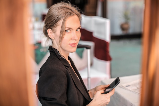 Mujeres usando su teléfono, aprendiendo a ocultar Instagram publicaciones de ciertos seguidores.