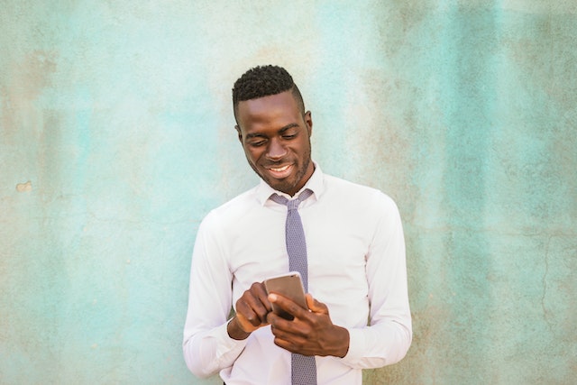 Um homem utiliza o seu smartphone para descarregar histórias de Instagram .