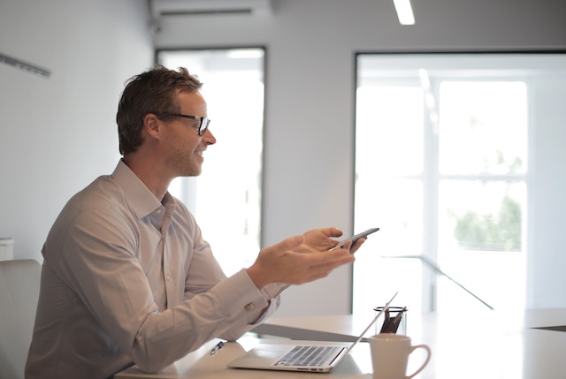 Hombre en una empresa de gestión del crecimiento social trabajando para sus clientes.