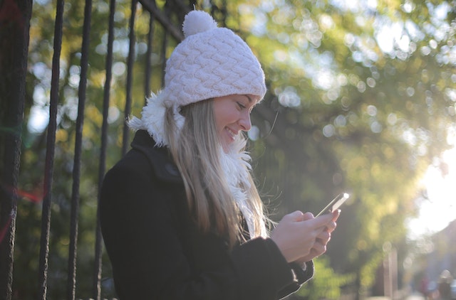 pexels-andrea-piacquadio-3760634 | Path Social Donna che usa il suo smartphone per essere una spettatrice anonima di Instagram .