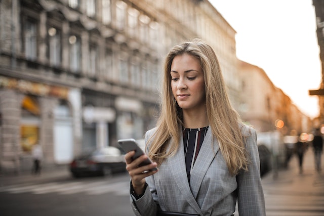 pexels-andrea-piacquadio-3764557 | Path Social امرأة تتحقق من حسابها الذي تم التحقق منه حديثاً Instagram على هاتفها.