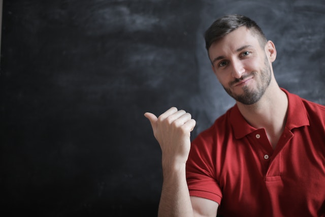 Man in rood poloshirt denkt goed na over wat Instagram Games.