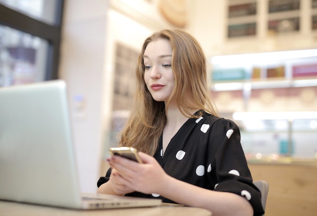 Femmes apprenant à prendre un bon Instagram Pfp.