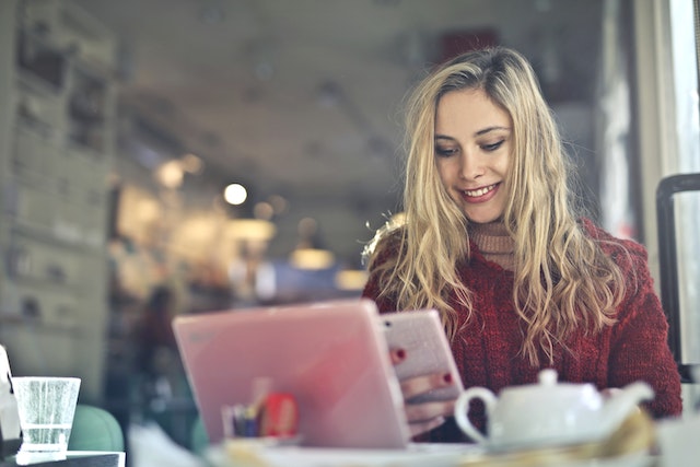 Femmes recherchant des options pour un téléchargeur d'histoires Instagram .