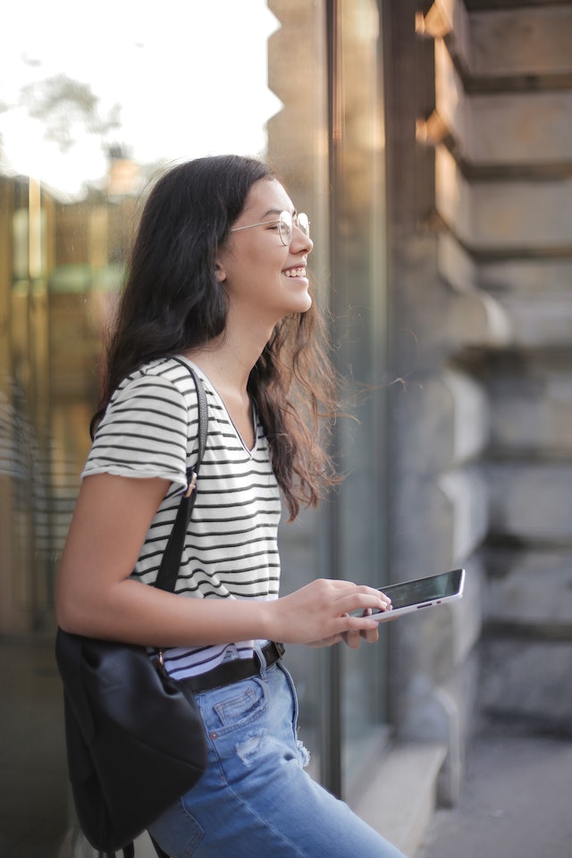 Donne entusiaste di imparare a leggere i messaggi di Instagram senza essere viste.