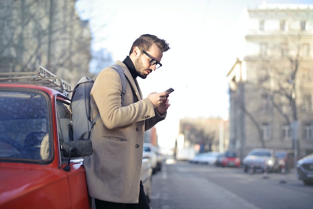 Uomo che guarda il telefono per imparare a essere un utente anonimo di Instagram .