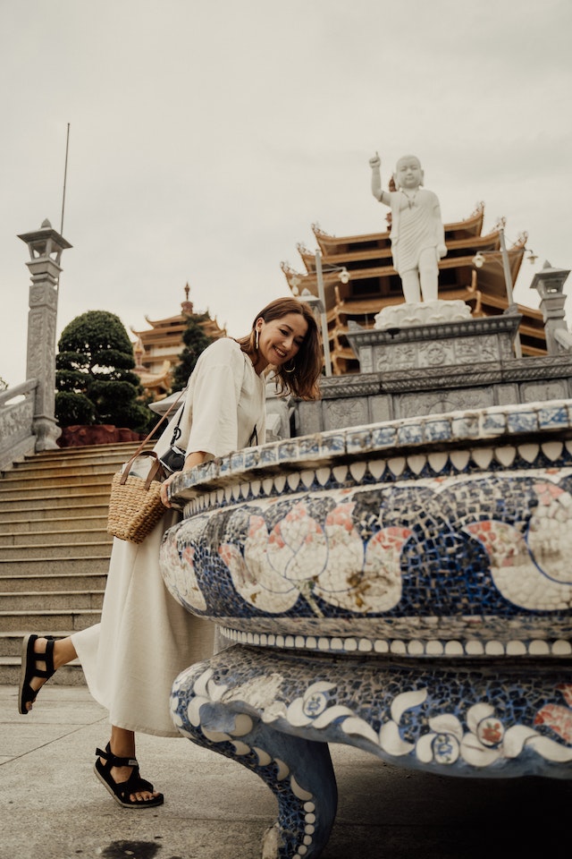 Mulheres a filmar conteúdos enquanto passeiam, aprendendo a tornarem-se influenciadoras de viagens.