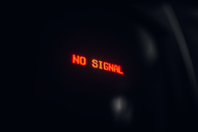 Texto vermelho com a indicação &quot;No Signal&quot; (sem sinal) sobre fundo preto.