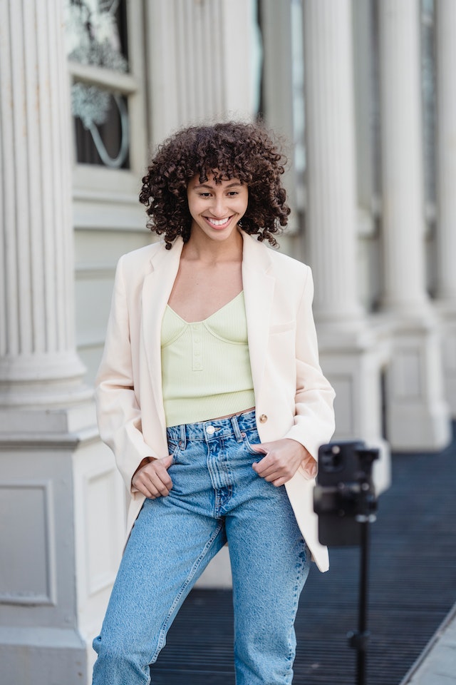 Vrouwen laten haar streetstyle zien terwijl ze leren hoe ze een fashion influencer kunnen worden.