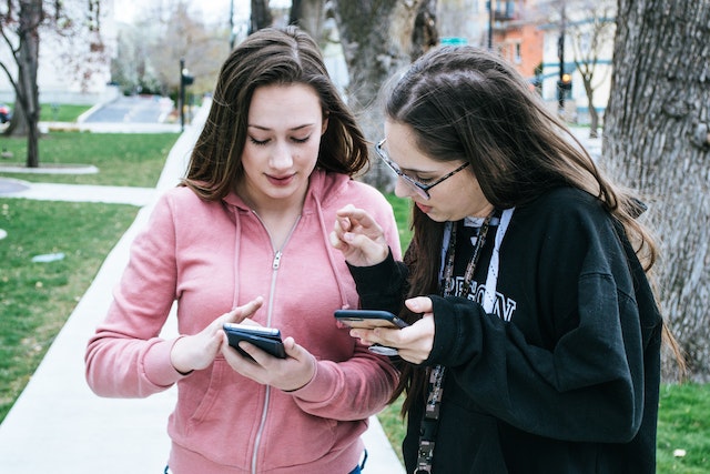 インスタグラムのストーリーが機能しないことに困惑する大学生たち。