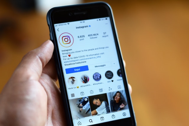 El smartphone se abrió en la página de perfil Instagram .