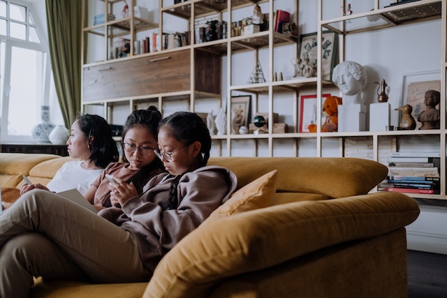 Mujeres enseñando a otras a ser espectadoras anónimas de Instagram.