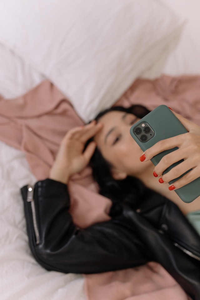pexels-cottonbro-studio-6965103 | Path Social Des femmes qui prennent un selfie et imaginent une légende de méchant Instagram .