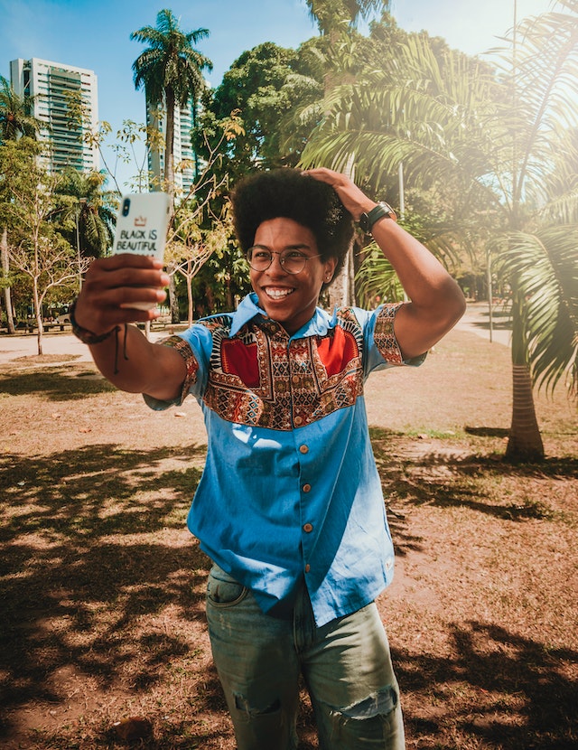 pexelseduardaportrait2554451 | Path Social Person taking a new Instagram Pfp with their smartphone camera