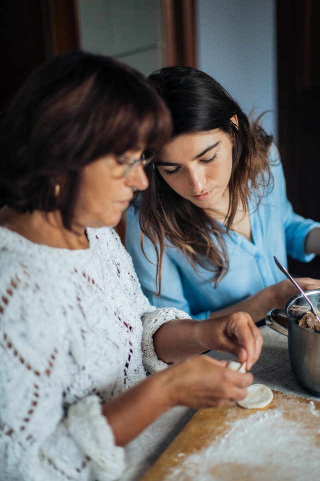 Frauen backen Kuchen in der Hoffnung, zu lernen, wie man ein Food Influencer wird.