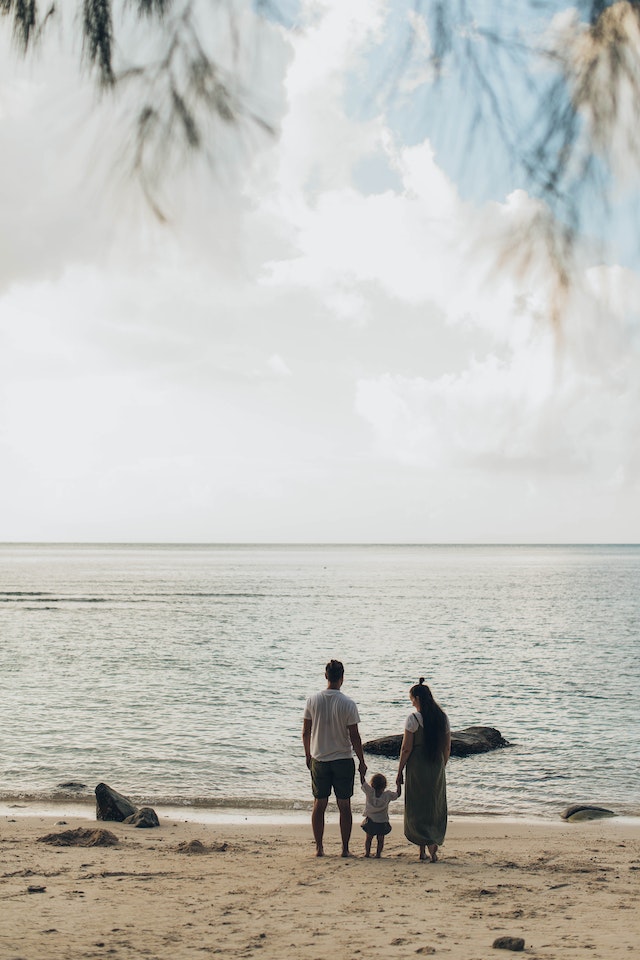 Eine Familie, die Fotos am Strand macht und lernt, wie man zum Reise-Influencer wird.