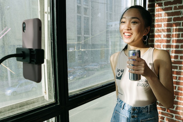 pexels-ivan-samkov-7676432-1 | Path Social An influencer going live, trying to increase Instagram engagement.