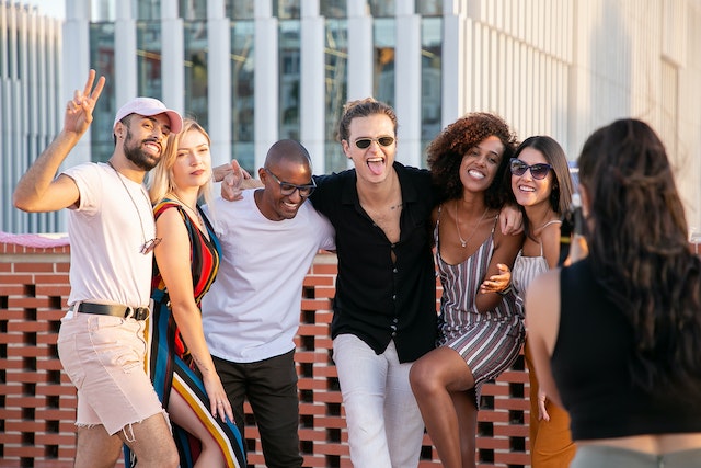 pexels-kampus-production-5935257 | Path Social Eine Gruppe von Freunden lässt sich auf einem Dach fotografieren.