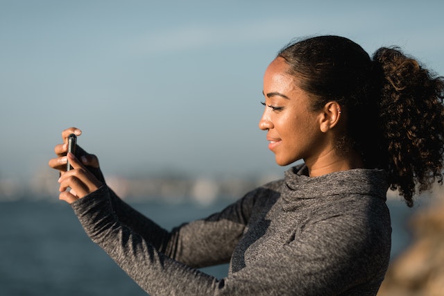 Een vrouw gebruikt haar smartphone om Instagram-verhalen op te nemen.