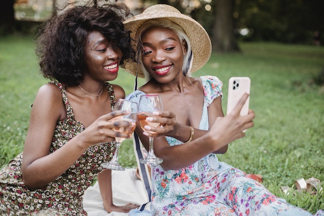 Des amis enregistrent une bobine et apprennent à ajouter de la musique aux messages Instagram .