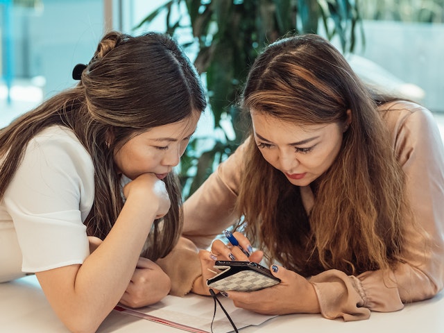 pexels-kindel-media-7651978 | Path Social Instagram 、有機的にフォロワーを獲得する方法を学ぶwo friends