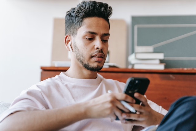 Homem com um telemóvel inteligente na mão para jogar Instagram .