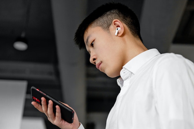 pexels-mikhail-nilov-7989066 | Path Social 携帯電話を操作しながら、Instagram フォロワーを組織的に増やす方法を考えている男性。