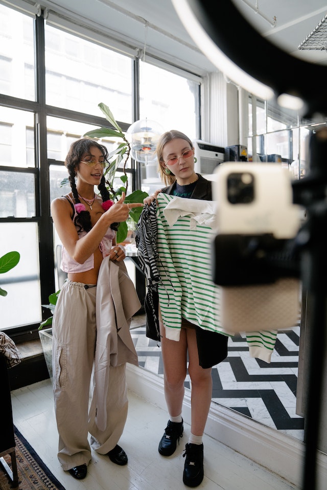Zwei Mode-Influencer filmen Inhalte, die sie auf Instagram teilen.