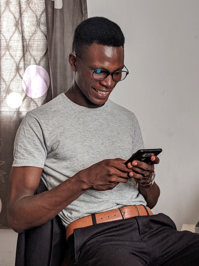 pexels-oladimeji-ajegbile-2379886 | Path Social Uomo che utilizza uno smartphone per essere un anonimo spettatore di Instagram .