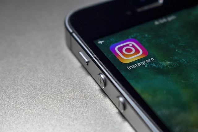 Nahaufnahme eines Smartphones mit der App Instagram .