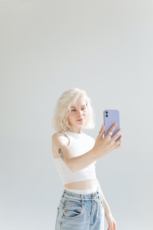 pexels-polina-tankilevitch-4723517 | Path Social Des femmes prenant un selfie et ajoutant une légende de méchant Instagram .