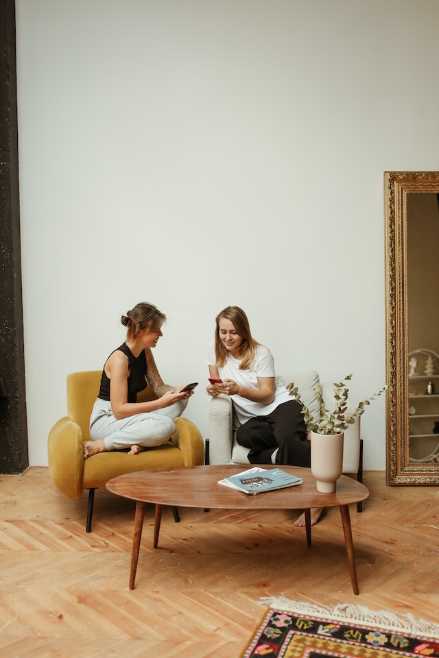 pexelspolinatankilevitch55858091 | Path Social Friends discussing the benefits of using apps to gain followers on Instagram